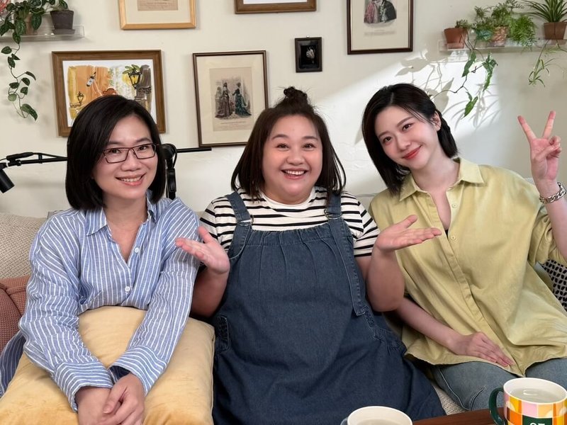 藝人鍾欣凌（中）應邀登上由張景嵐（右）、人類圖畫館創辦人游沛宸（左）主持的Podcast節目「好ㄚ」，暢聊人生歷程。（menomenoX人類圖畫館提供）中央社記者洪素津傳真　114年7月30日