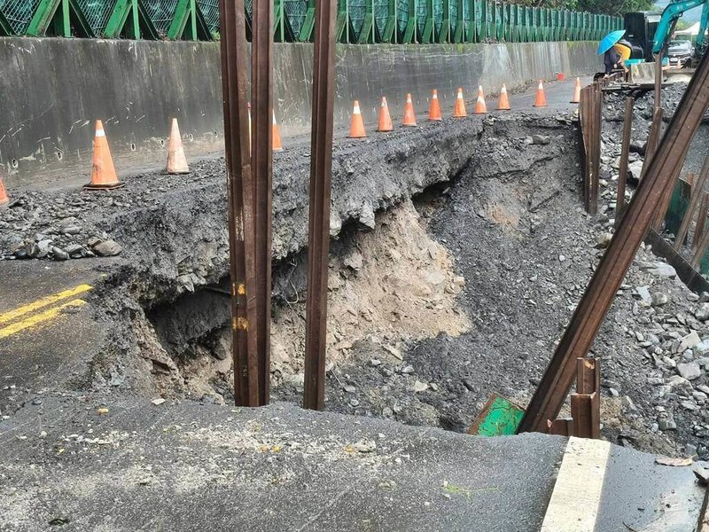 台東縣達仁鄉土坂村聯外道路東68鄉道因連日大雨導致路基掏空，目前僅能機車通行，需待天氣穩定後，才能視情況進行搶修。（台東縣政府提供）中央社記者張祈傳真 114年7月30日