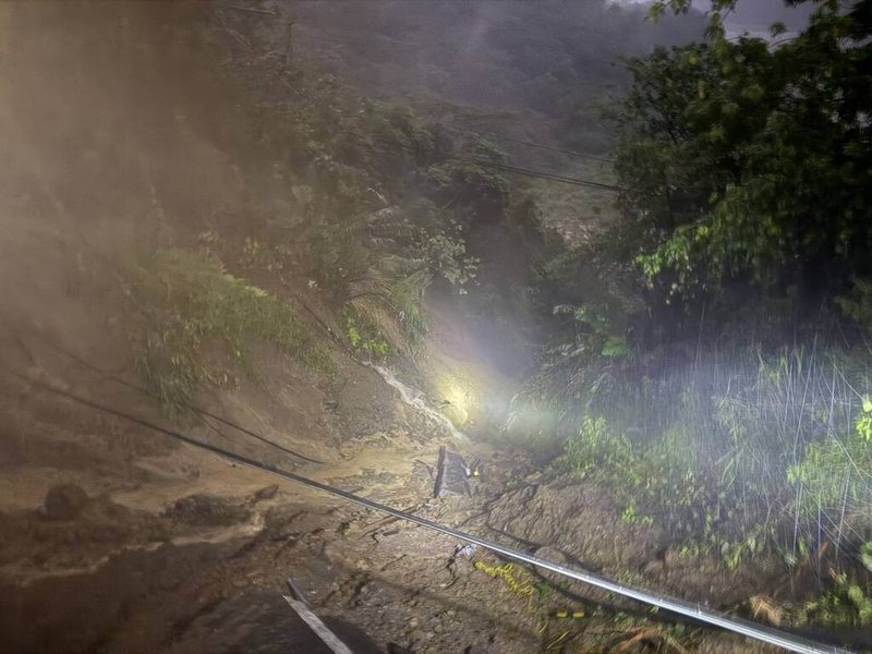高雄市山區持續降雨,六龜區台20線81.1公里處,30日晚上疑似有車輛墜落山谷,警消已動員到現場展開搜救,傷亡狀況及意外發生原因待釐清。(高雄市警察局六龜分局提供)中央社記者張已亷傳真 114年7月30日