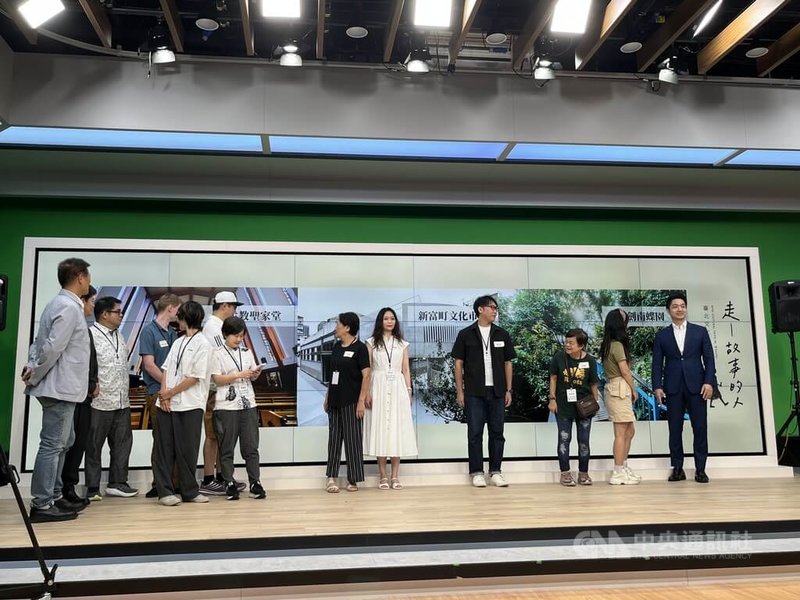 台北市文化局30日發布「台北文化小旅行100點」,文化局長蔡詩萍(左)說,就是要讓人放空、重新出發。台北市長蔣萬安(右)說,不需遠行,在家的附近轉換個心情,就是很好的體驗。中央社記者楊淑閔 114年7月30日