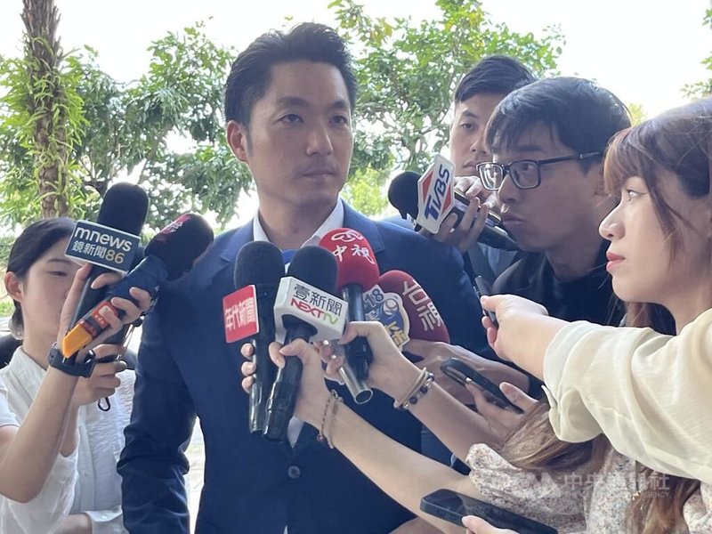 對於近日有地方民代喊出普發現金，台北市長蔣萬安（中）30日受訪表示，中央苛扣地方補助款，又要地方發錢，人民都在看民進黨這一次有沒有好好的真的在檢討，並面對民意。中央社記者楊淑閔攝  114年7月30日