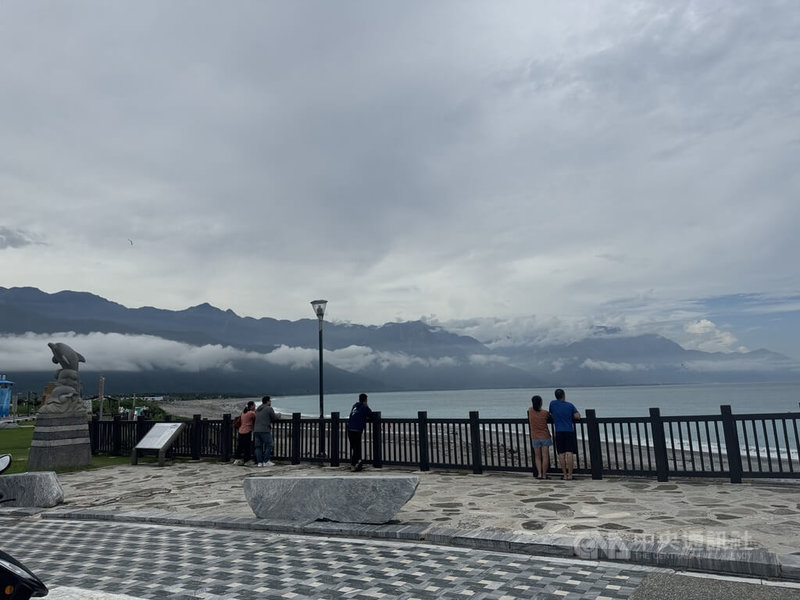 中央氣象署地震測報中心30日發布海嘯警報,七星潭風景區出現不少專程來等海嘯的民眾。中央社記者張祈攝 114年7月30日