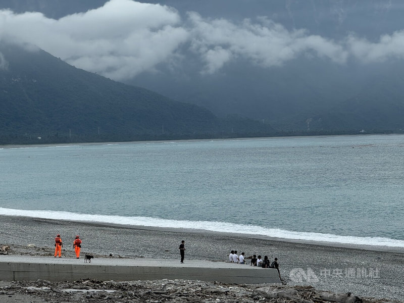 中央氣象署地震測報中心30日發布海嘯警報,花蓮七星潭海邊有民眾圍觀,等待記錄海嘯出現。中央社記者張祈攝 114年7月30日