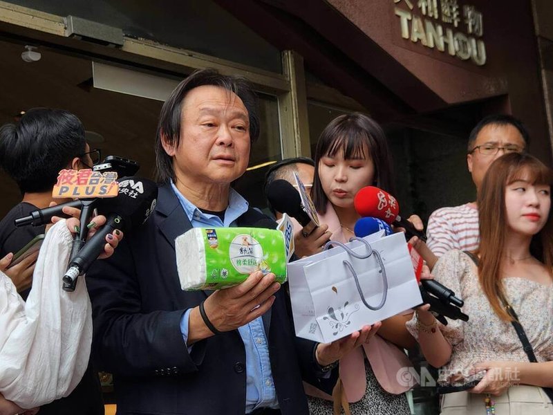 民進黨中常委王世堅(圖)30日出席中常會前受訪表示,特別帶了一包衛生紙,要送給總召柯建銘「讓他自己去擦屁股」。中央社記者葉素萍傳真 114年7月30日