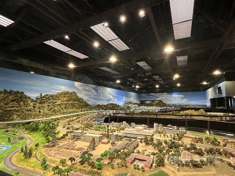 高雄哈瑪星台灣鐵道館屋瓦2024年遭颱風山陀兒吹掀,歷經9個多月修繕,將於8月1日重新開館。這次新增高雄龍虎塔、高雄85大樓,以及港區周邊的中鋼集團總部大樓等高樓大廈模型,相當吸引目光。中央社記者林巧璉攝 114年7月30日