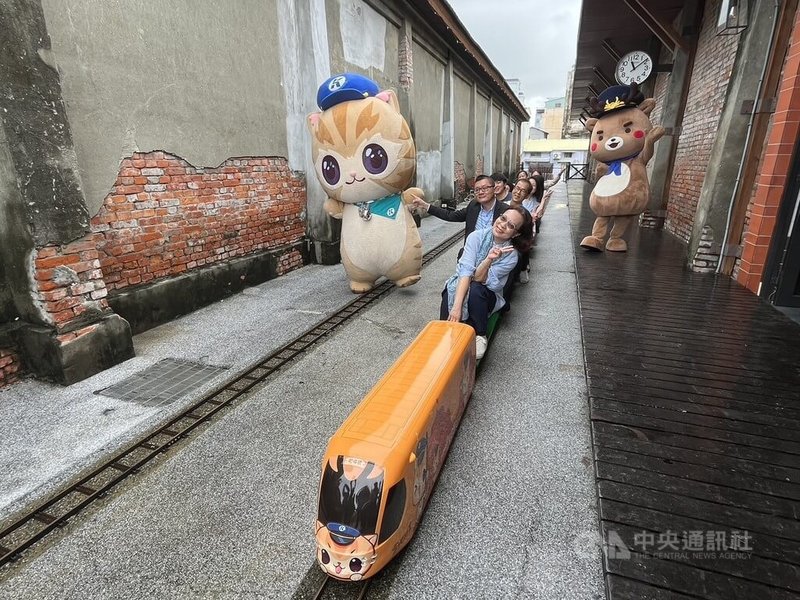 高雄哈瑪星台灣鐵道館屋瓦遭颱風吹掀後,歷經9個多月修繕,將於8月1日全面重新開館,開幕第1週將攜手高雄捷運公司「蜜柑站長」推出超萌柑橘號小火車。中央社記者林巧璉攝 114年7月30日