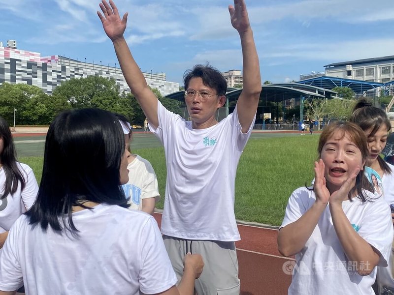 民眾黨主席黃國昌(中)與黨公職30日在新北市出席公開活動時受訪表示,大罷免是否應該停止,完全在民進黨的一念之間。希望賴總統以台灣為念,以蒼生為念,要懸崖勒馬。中央社記者黃旭昇攝 114年7月30日