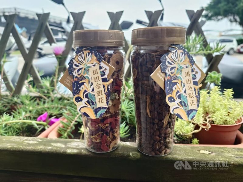 金銀花為馬祖原生植物,包括連江縣農會與在地業者近年都陸續推出多款金銀花相關商品,盼成為繼淡菜後的下個馬祖特色。圖為伴手禮業者推出的金銀花產品。中央社記者潘欣彤攝 114年7月30日