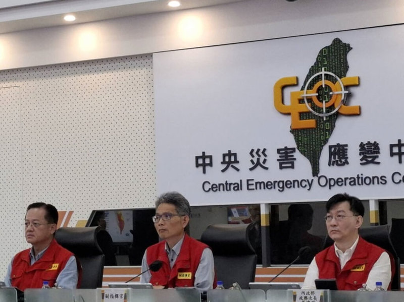 中央災害應變中心30日下午召開「0728豪雨第七次暨0730海嘯第二次工作會報」，副指揮官經濟部次長賴建信指示各功能分組應全面提高警覺，加強整備與應變作為。（水利署提供）中央社記者曾智怡傳真 114年7月30日