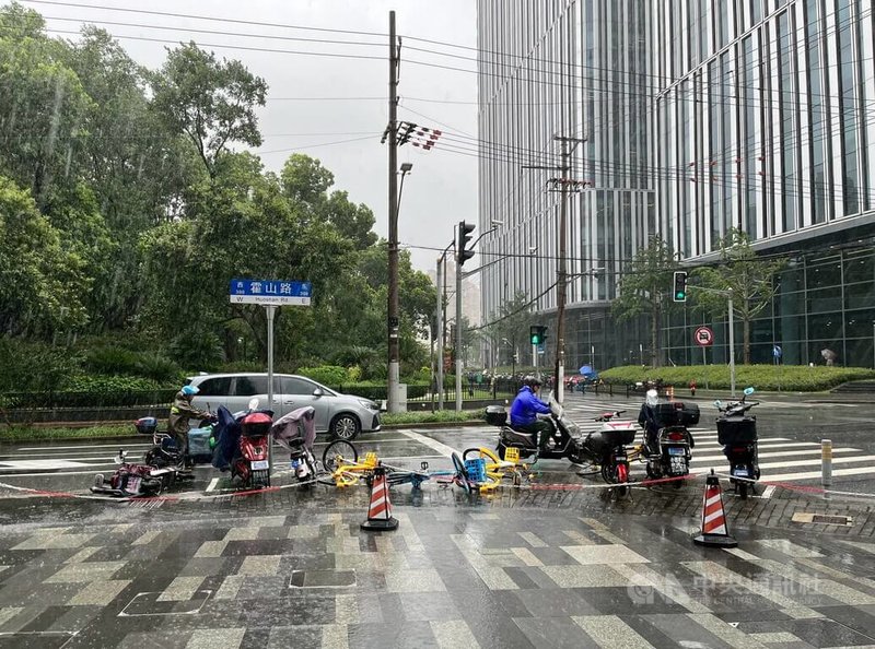 受到颱風竹節草影響,上海30日上午風雨明顯,圖為楊浦區一帶。中央社記者李雅雯上海攝 114年7月30日