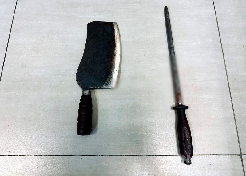 新北市板橋區某市場29日晚間驚傳持刀砍人事件，林姓男子不滿債主追討欠款，涉嫌持肉攤上的刀子，砍對方7刀。警方說，傷者送醫無生命危險。已經逮捕嫌疑人將送辦。（翻攝畫面）中央社記者黃旭昇新北傳真      114年7月29日