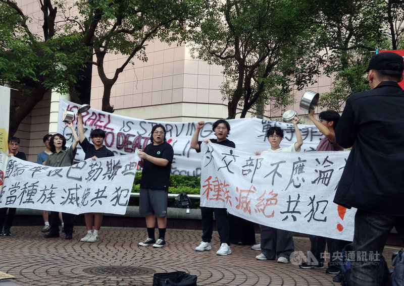 台大勞工社等學生團體30日下午到以色列駐台辦事處外拉起布條抗議，呼籲外交部「勿當種族滅絕共犯」，批台灣政府捐助以色列是赤裸裸的共犯行為。中央社記者郭日曉攝　114年7月30日