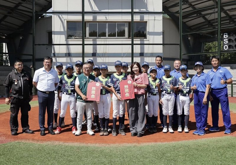 台北市東園國小少棒隊8月將代表台灣前進美國威廉波特,參加世界少棒聯盟(LLB)少棒錦標賽總決賽,民進黨立委吳沛憶(前右)、體育署長鄭世忠(左2)與攸惜關懷協會等30日到青年公園棒球場為少棒隊應援。(吳沛憶辦公室提供)中央社記者楊淑閔傳真 114年7月30日