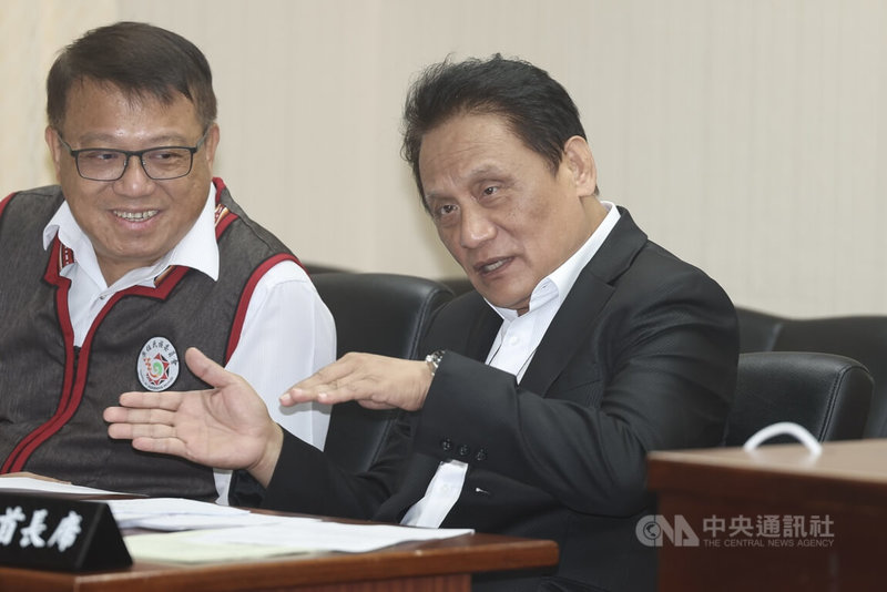 立法院內政委員會30日邀原民會主委曾智勇(右)等人列席,初審通過「平埔原住民族群身分法」,明定平埔原住民族群定義與申請原則。中央社記者吳家昇攝 114年7月30日