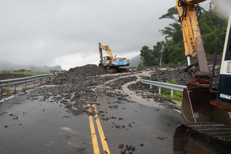 高雄山區雨勢持續,台27線大津地區六津橋因上邊坡野溪挾帶大量土石漫流致道路交通中斷,公路局30日出動人力機具前往搶通。(高雄市政府提供)中央社記者張已亷傳真 114年7月30日