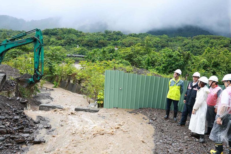 台27線大津地區六津橋與寶來高133線0K+500處因上邊坡野溪挾帶大量土石漫流致道路阻斷,高雄市長陳其邁(左2)、民進黨立委邱議瑩(左3)等人30日到場視察橋梁、邊坡與防災整備情況。(高雄市政府提供)中央社記者張已亷傳真 114年7月30日