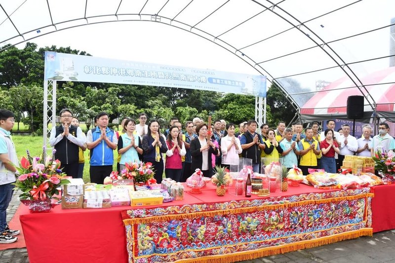 彰化縣伸港鄉衛生所暨長照衛福大樓新建工程30日動土,彰化縣長王惠美(前中持香者)與眾人一同參拜祈福,整體工程預計民國116年完工。(彰化縣政府提供)中央社記者吳哲豪傳真 114年7月30日