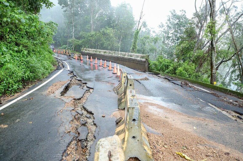 受西南氣流影響，嘉義山區29日晚間降下豪雨，造成多處道路中斷，目前已有12條道路封閉，相關單位已展開交通管制及搶修作業。（嘉義縣政府提供）中央社記者姜宜菁傳真  114年7月30日