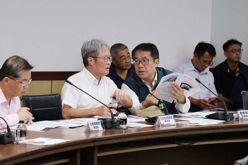 中南部連日豪大雨成災,行政院成立雲嘉南災後復原前進指揮所30日在台南市召開第一次會議,由行政院政務委員陳金德(左2)擔任指揮官,台南市長黃偉哲(前右)會中與陳金德交換意見。(台南市政府提供)中央社記者張榮祥台南傳真 114年7月30日