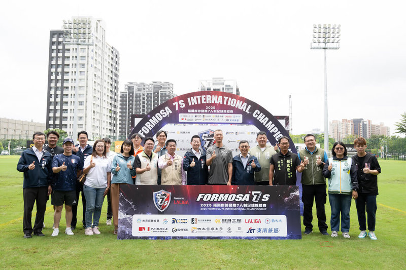 「福爾摩沙國際7人制」(2025 Formosa 7s)足球錦標賽30日在高雄市立楠梓足球場舉辦開幕活動,來自西班牙、日本、香港、澳門、菲律賓等國球員將與台灣青少年交鋒競技。(高雄市運動發展局提供)中央社記者林巧璉傳真 114年7月30日