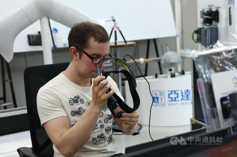 亞達平台技術具備消費端潛力,消費者佩戴智慧眼鏡後,平台生成的AI主廚便能即時指導煮義大利麵,包括火候、調味與時間控制,讓AI進一步走入生活。中央社記者王騰毅攝 114年7月30日