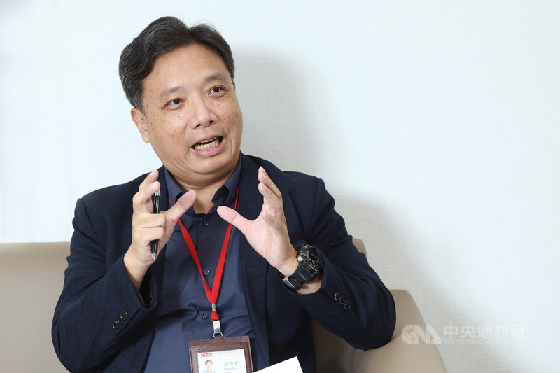 亞達科技以「ADAT IMPLANTS WISDOM(亞達植入智慧)」為使命,總經理蘇愷宏定義智慧為「對的人在對的時間用對的工具做對的事」,「對」就是有效,他強調「這很難,我們還是希望能夠做到這一點」。中央社記者王騰毅攝 114年7月30日