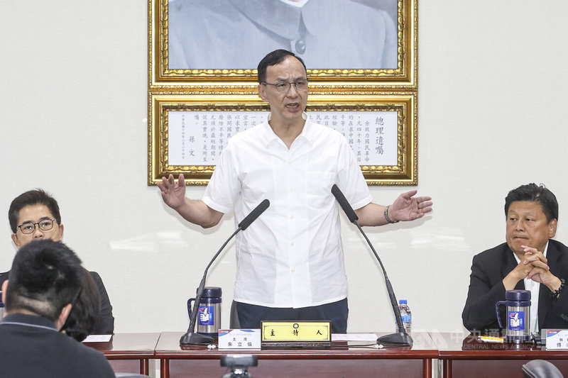 國民黨30日下午召開中常會，黨主席朱立倫（中）出席，針對823罷免投票等議題發表談話。中央社記者鄭清元攝　114年7月30日