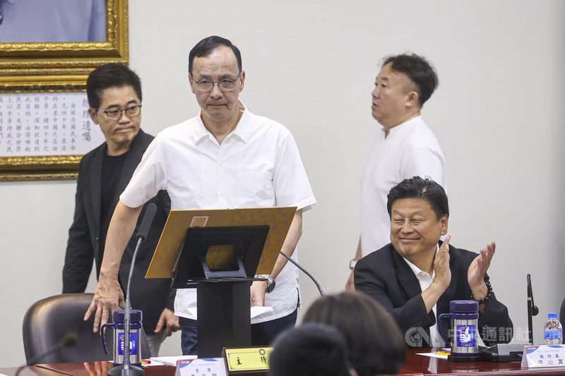 國民黨30日下午召開中常會，由黨主席朱立倫（前左）主持。前右為國民黨立委傅崐萁。中央社記者鄭清元攝　114年7月30日