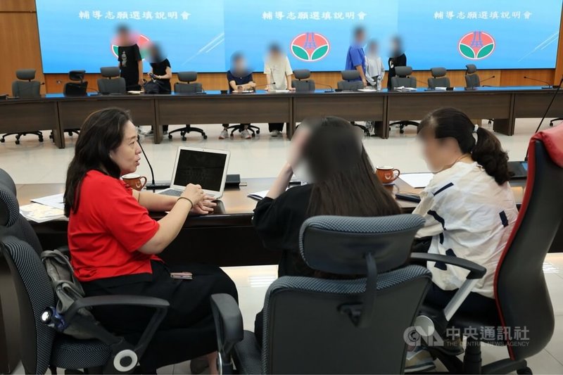 為協助苗栗縣私立建臺中學於分科測驗被報錯考科的學生在升學志願選填階段做出妥善決策,縣府30日進一步邀請專家、教師組成輔導團隊,提供一對一個別輔導志願選填說明會,協助學生重新釐清方向。中央社記者管瑞平攝 114年7月30日