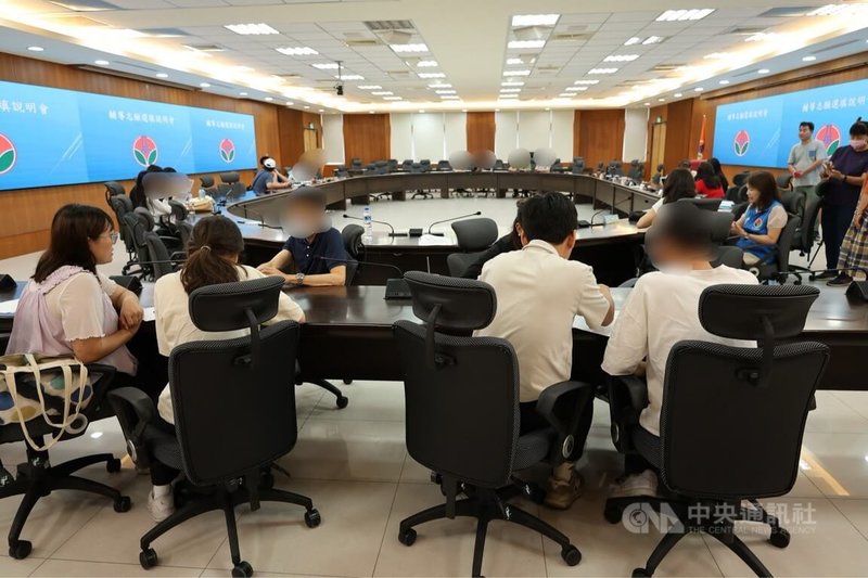苗栗縣私立建臺中學因大學分科測驗報名作業疏失，造成23名學生報錯考科，苗栗縣政府30日舉辦輔導選填志願說明會，邀請專家、老師提供家長與考生諮詢服務。中央社記者管瑞平攝  114年7月30日