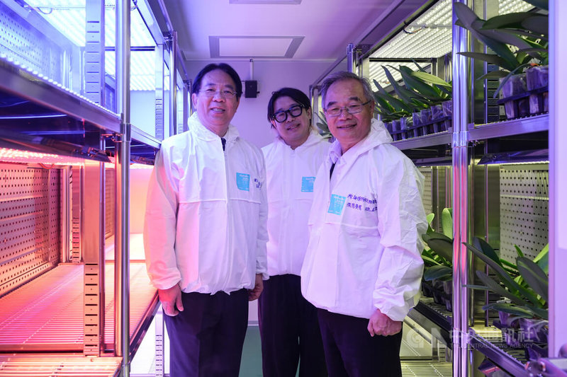 屏東科技大學農學院建置「先進表型農業實驗室」30日揭牌啟用,配備完全人工光型植物工廠,包含校長張金龍(左起)、農園生產系助理教授鍾興穎與台灣海博特股份有限公司董事長張簡慶賓一同參觀。中央社記者黃郁菁攝 114年7月30日