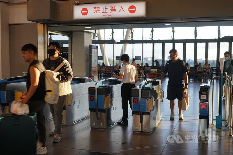 花蓮縣議長張峻接獲民眾陳情,指台鐵花東優惠點數加倍系統已故障2週,回饋點數無法正常發放,憂心權益受影響。台鐵30日表示,系統問題正在修正,已全面清查,預計本週可以完成。圖為花蓮火車站旅客進出閘口。中央社記者張祈攝 114年7月30日