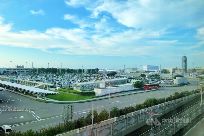 桃園國際機場無人機偵防系統28日下午在大園區三石里藍區,距23L跑道頭約850公尺處偵獲可疑無人機活動,隨即啟動區域聯防機制現場查處,於4時53分解除狀況,並由航警局人員查獲違規行為人,依法移送查處。中央社記者吳睿騏桃園機場攝 114年7月30日