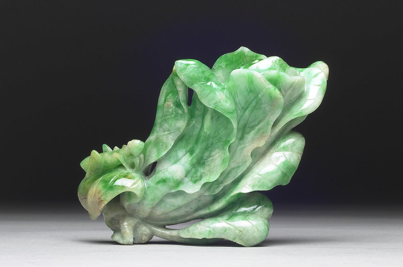 故宮「清 翠玉小白菜」以翠綠色玉製成,帶有白色斑紋,菜梗上還雕有一隻小螳螂,巧妙展現自然萬物共生的意趣,將在「翠玉白菜」於捷克展出期間接力代班,8月4日起在故宮北部院區展出。(故宮提供)中央社記者王寶兒傳真 114年7月30日