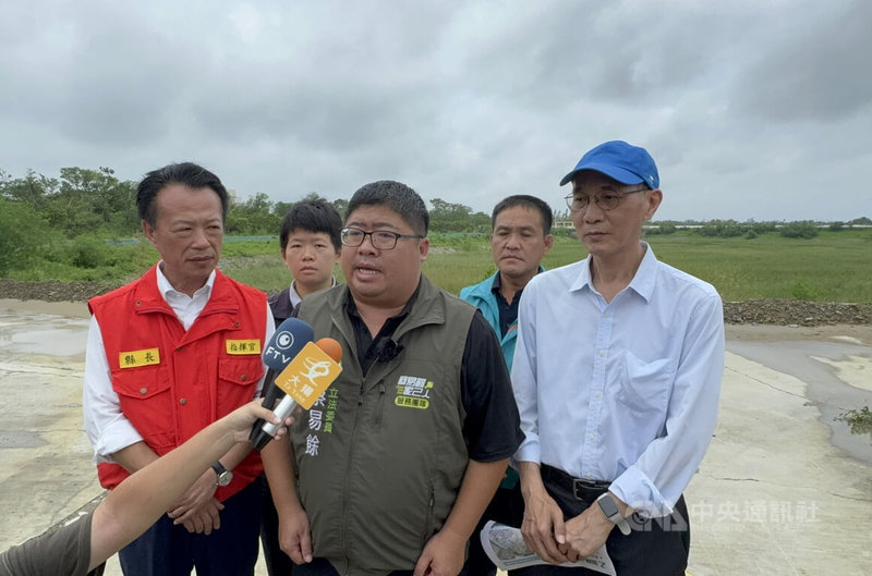 台積電嘉義廠外部公共道路28日因大雨積水,民進黨立委蔡易餘(前中)30日邀嘉義縣長翁章梁(左)及相關單位會勘,針對鄰近嘉義科學園區、台積電等排水系統進行檢討。中央社記者姜宜菁攝 114年7月30日