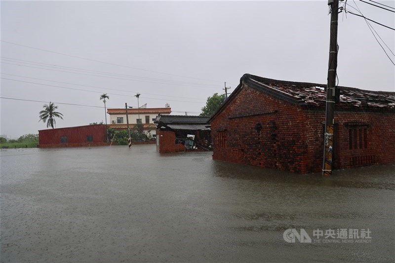 圖為雲林縣北港28日嚴重淹水，村落泡在水中。（中央社檔案照片）