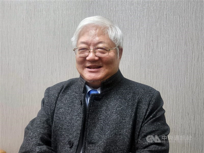 衛福部國健署長吳昭軍（圖）將卸任，反菸團體指此時通過加熱菸是圖利菸商、送大禮，吳昭軍駁斥。（中央社檔案照片）