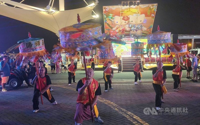 2025花火炫武遊西瀛武轎踩街活動30日晚間在澎湖馬公石滬廣場展開,16座宮廟武轎共襄盛舉,澎湖縣文化局涼傘隊也在遶境中展演。 中央社 114年7月30日