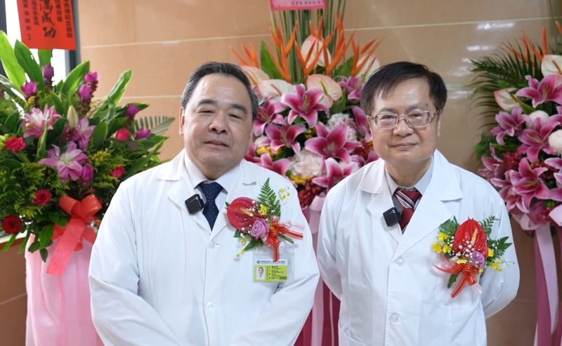 彰濱秀傳紀念醫院30日舉行院長交接典禮,由現任院長顏鴻章(左)交棒給曾任恩主公醫院院長的黃信彰(右)。(彰濱秀傳醫院提供)中央社記者吳哲豪傳真 114年7月30日