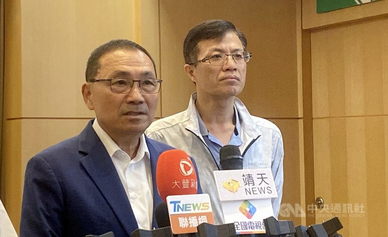 新北市長侯友宜（左）30日主持市政會議後接受聯訪，對於即將接任的警局長方仰寧，期許在犯罪預防、犯罪偵查及照顧員警福利上，持續為新北市治安打拚。中央社記者黃旭昇新北攝  114年7月30日