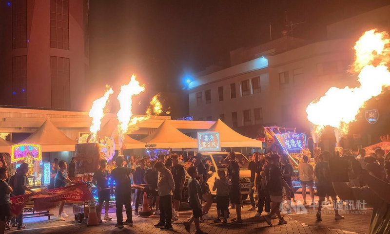 2025花火炫武遊西瀛武轎踩街活動30日晚間在澎湖馬公市區熱鬧登場,各宮廟武轎在音樂、燈光、火焰與煙火助陣下,展開市區遶境活動,熱鬧非凡。中央社 114年7月30日