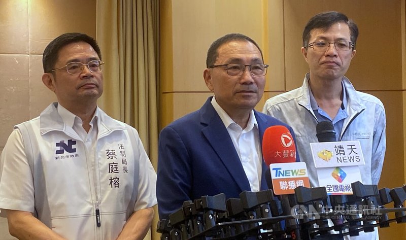 新北市政府將蘆洲區大台北農產品集貨場以及三重區的果菜市場納入蘆洲區南北側都市計畫,引起居民反彈。市長侯友宜(中)30日受訪表示,市府會按照法定程序不斷溝通,面對疑慮都會完整說明。右為新北市城鄉發展局長黃國峰。中央社記者黃旭昇新北市攝 114年7月30日
