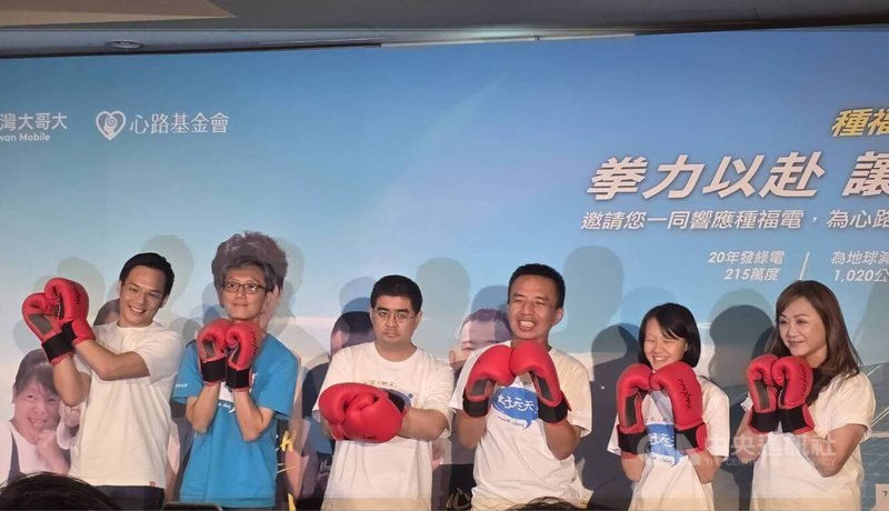 台灣大哥大宣布「2025種福電」計畫，透過綠能結合公益的群募模式，轉化為支持社會的力量。台灣大總經理林之晨（左）指出，台灣大目前綠電使用比例已達16%。中央社記者江明晏攝　114年7月30日