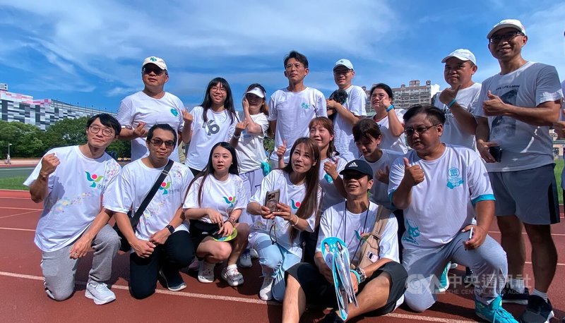 台灣民眾黨主席黃國昌(後左4)30日下午前往新北市土城區綜合運動場,與推動「823核三延役」健走活動的小草協會幹部等人一起健走。中央社記者黃旭昇新北市攝 114年7月30日