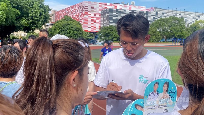 台灣民眾黨推動823核三延役公投,並由全台各地小草協會主動發起健走活動,黨主席黃國昌(右)30日下午在新北市土城綜合運動場出席活動記者會,並為支持者簽名留念。中央社記者黃旭昇新北市攝 114年7月30日