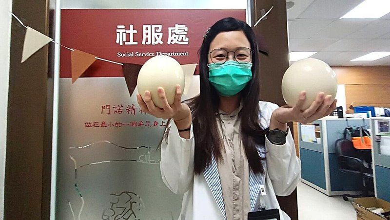 門諾醫院社服處社工陳思蒨（圖）與團隊協助經濟能力有限的病患媒合資源，日前收到來自病患家屬的「厚禮」，送上自家產出的2顆鴕鳥蛋，感謝社工的協助，讓她感到暖心又好笑。（門諾醫院提供）中央社記者張祈傳真 114年7月30日