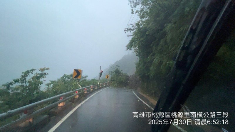 台20線87k+700桃源路段30日因落石阻斷道路，無法通行，公路局南區養護工程分局甲仙工務段緊急封閉道路，並派員搶修。（甲仙工務段提供）中央社記者張已亷傳真　114年7月30日