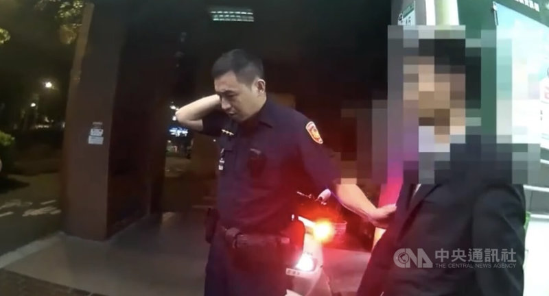 台北市27歲葉男與75歲陳翁近日因搭公車互相碰撞起口角，雙方下車後又在街頭爆發肢體衝突，警方獲報處理，兩人互告傷害，葉男（右）做完筆錄後潛伏附近路口，再度出手攻擊陳翁，遭警逮捕送辦。（翻攝照片）中央社記者黃麗芸傳真　114年7月30日