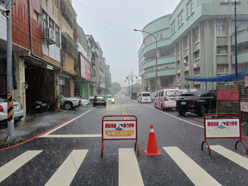南投縣多鄉鎮30日強降雨,水利署針對南投市發布淹水1級警戒,玉井街一度因淹水阻礙車輛通行,民眾趕緊搬拒馬封閉道路。(民眾提供)中央社記者蕭博陽南投縣傳真 114年7月30日