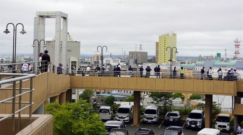 北海道釧路市民眾30日中午撤離至臨時疏散中心。(共同社)